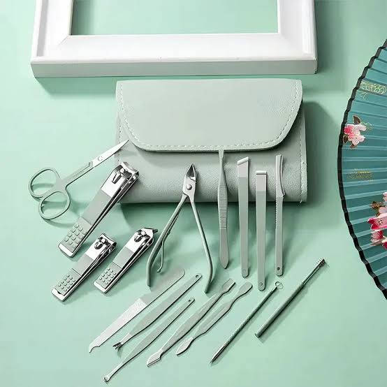 16 Pcs Manicure & Pedicure Set